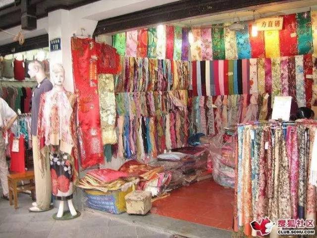 2017苏杭丝绸服装（郏县）展览会盛大开幕 3000条真丝围巾免费送，针纺织品精品汇聚